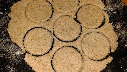 Ořechové ruličky zdravěji, Kolečka vykrojené pomocí malého pohárku