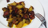 Pečená růžičková kapusta se salámem, brambory a cibulí (Pečená růžičková kapusta se salámem, brambory a cibulí)