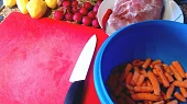 Pečené kotlety na česneku s hořčicí a zeleninou na bílém víně