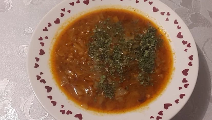 Polévka z čerstvého zelí s houbami a cizrnou