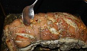 Silvestrovský plněný vepřový bok (Polévání vepřového boku výpekem v průběhu pečení)