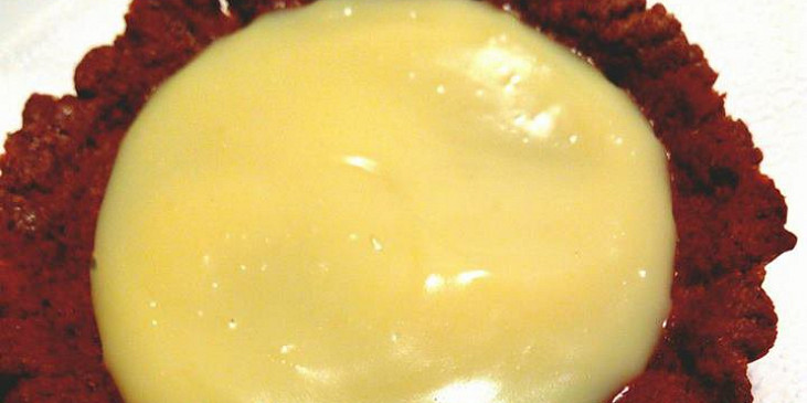 Tartaletka s krémem z vaječného likéru a  čokoládovou pěnou s lotus sušenkou