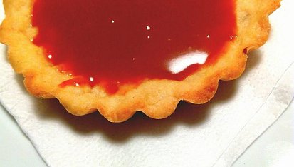 Tartaletka se smetanovým karamelem, vanilkovým krémem a karamelovou ozdobou