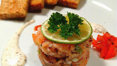 Tataráček z lososa s limetkovo-pepřovou omáčkou, rajčátky s opečeným toastíkem