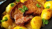 Uzená krkovice pečená na zelí s bramborami