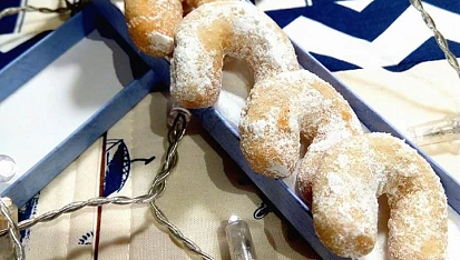 Zasněžené staročeské rohlíčky obalené v cukrovo-vanilkovém pudru