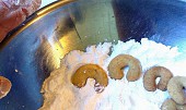 Zasněžené staročeské rohlíčky obalené v cukrovo-vanilkovém pudru
