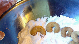 Zasněžené staročeské rohlíčky obalené v cukrovo-vanilkovém pudru