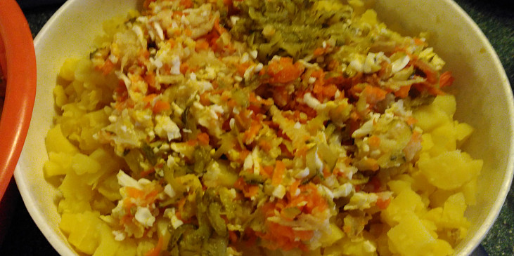 Bramborový salát  se strouhanou zeleninou a zakysanou smetanou