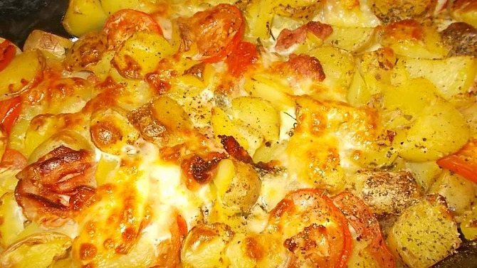 Brambory zapečené s uzeným bokem, mozzarellou  a rajčaty