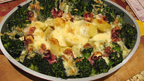 Brokolice ve smetaně s brambory a slaninou