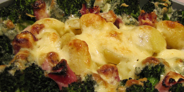 Brokolice ve smetaně s brambory a slaninou