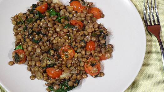 Bylinková čočka se špenátem a rajčaty