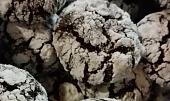 Čokoládové crinkles s bílým kabátkem