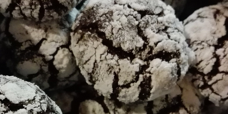 Čokoládové crinkles s bílým kabátkem