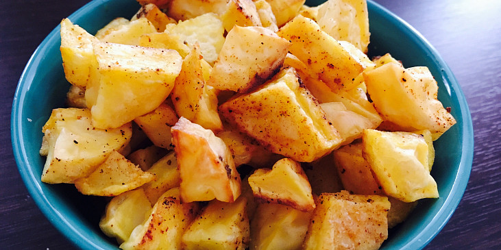 Domácí pečené brambory s kořením 