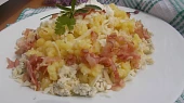 Halušky z bramborového těsta, se dvěma druhy sýrů a slaninou