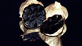 Kakaový chlebíček s černým česnekem