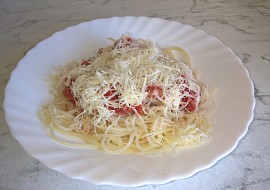 Špagety s párkovou směsí