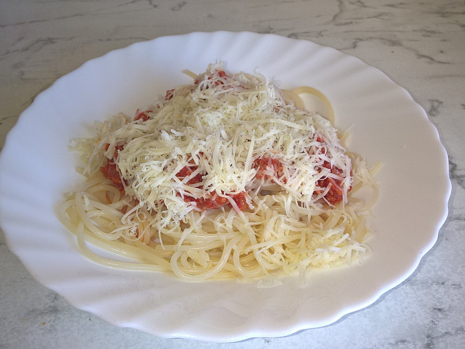 Špagety s párkovou směsí