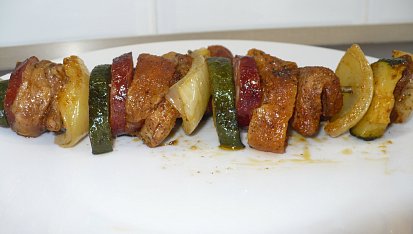Špízy s krkovičkou, cuketou a křupavými rohlíky