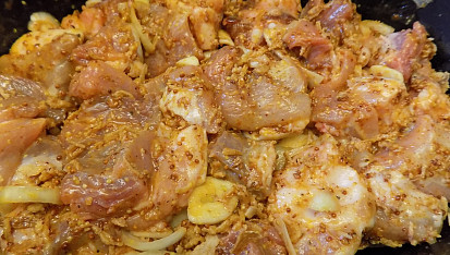 Výpečky na smažené cibuli, hrubozrnné hořčici a medu
