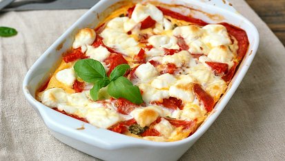 Zapečená polenta s rajčaty a kozím sýrem