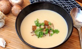 Bílá polévka s pečeným česnekem