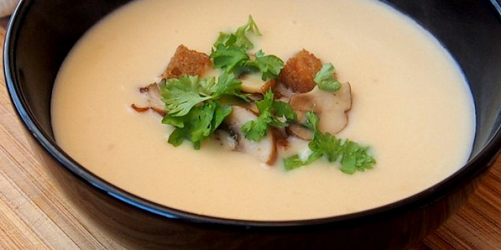 Bílá polévka s pečeným česnekem