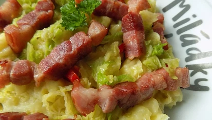 Brambory s kapustou a slaninou