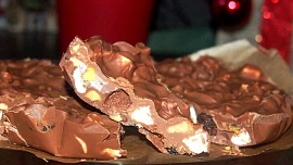 Čokoláda s kousky ořechů, rozinek a marchmallow
