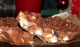 Čokoláda s kousky ořechů, rozinek a marchmallow
