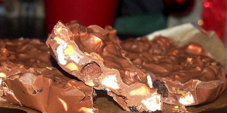 Čokoláda s kousky ořechů, rozinek a marchmallow