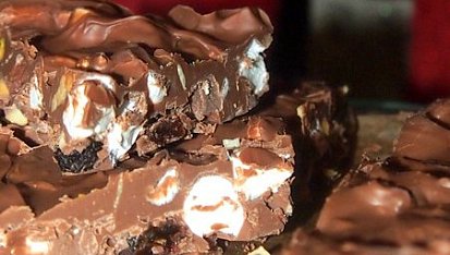 Čokoláda s kousky ořechů, rozinek a marchmallow