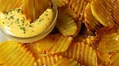 Domácí pečené chipsy s hořčičným dipem