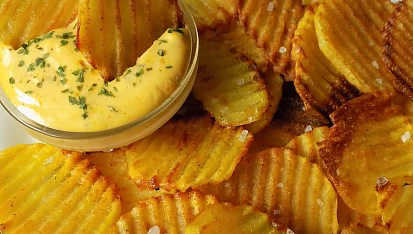 Domácí pečené chipsy s hořčičným dipem