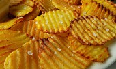 Domácí pečené chipsy s hořčičným dipem
