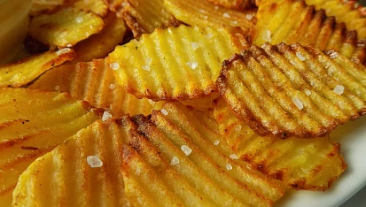 Domácí pečené chipsy s hořčičným dipem