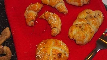 Domácí pečivo se smaženou cibulkou, slaninou a škvarky
