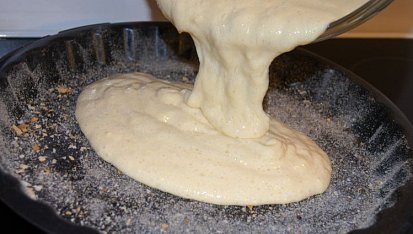 Domažlický bacán – přílohová bramborová placka, Nalévání hotového těsta do romy.
