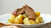 Krůtí stehna s provensálským kořením a pažitkovými brambory