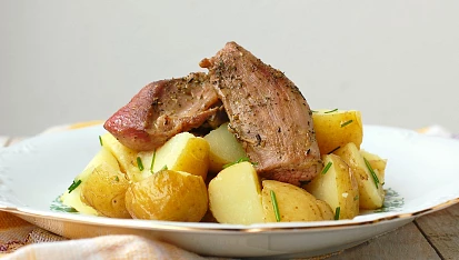 Krůtí stehna s provensálským kořením a pažitkovými brambory