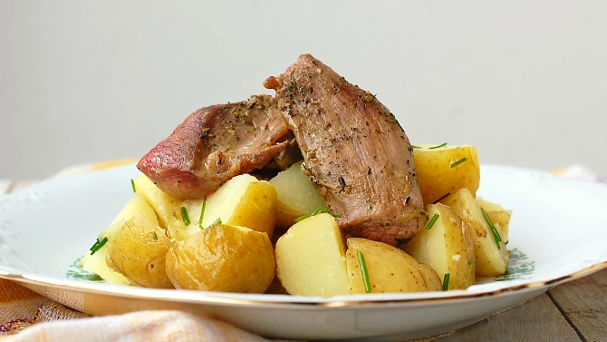 Krůtí stehna s provensálským kořením a pažitkovými brambory