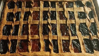 Mřížkový koláč, Koláč se 4 druhy marmelád. Těsto půl na půl se špaldovou a celozrnnou moukou.