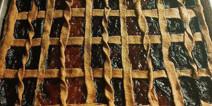 Mřížkový koláč (Koláč se 4 druhy marmelád. Těsto půl na půl se…)