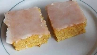 Mrkvová buchta s jablkem a citrónovou polevou