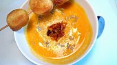 Mrkvový krém s parmezánem a krutony