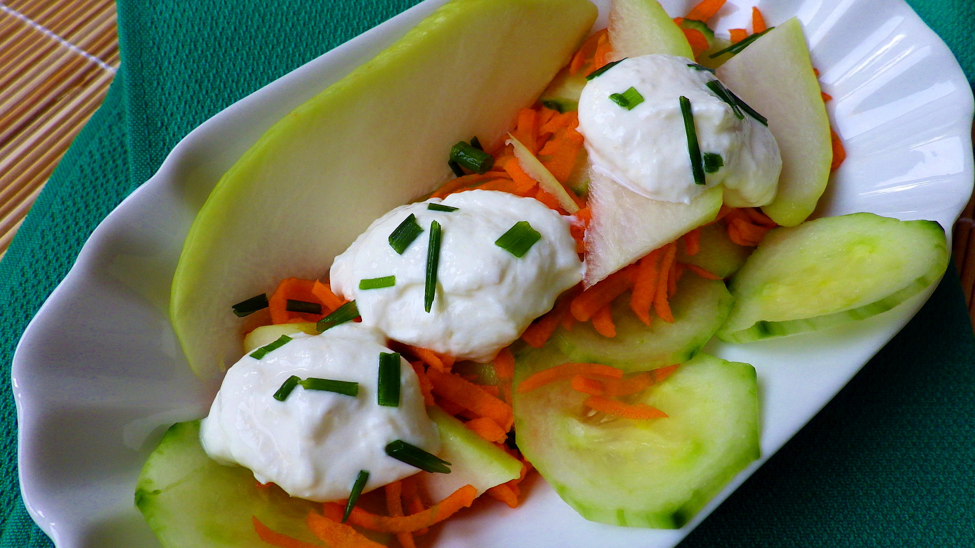 Okurkový salát s čajotem, mrkví a křenovým jogurtem