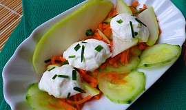 Okurkový salát s čajotem, mrkví a křenovým jogurtem