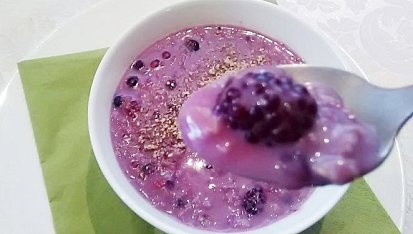Ovesná kaše s lesními plody a ořechy